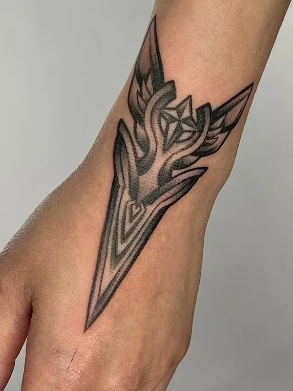 Precision meets perfect placement. Book your bespoke geometric or illustrative hand piece with experienced artist Daisuke Sakaguchi at Silent Moon Tattoo (London SE16).