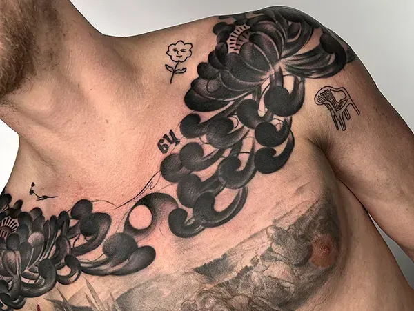 Transform your canvas with powerful, heritage-driven motifs. Book your bespoke traditional Japanese chest panel with experienced artist Daisuke Sakaguchi at Silent Moon Tattoo (London SE16).