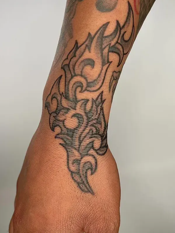 Embody fluid movement and high-impact placement. Book your bespoke neo-tribal or ornamental black and grey piece with experienced artist Daisuke Sakaguchi at Silent Moon Tattoo (London SE16).