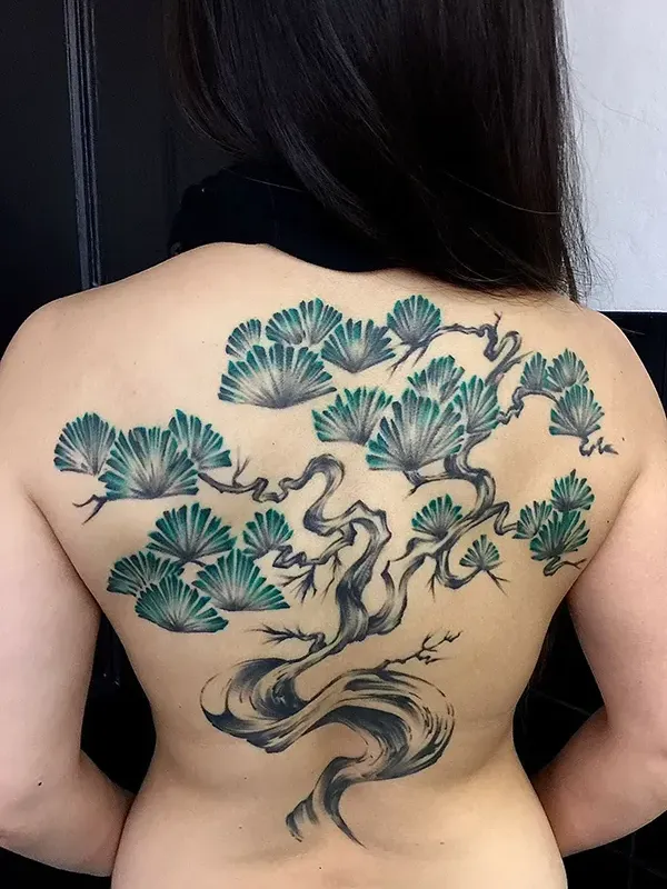 Root your identity in resilience and longevity. Book your custom large-scale botanical backpiece with experienced artist Daisuke Sakaguchi at Silent Moon Tattoo (London SE16).