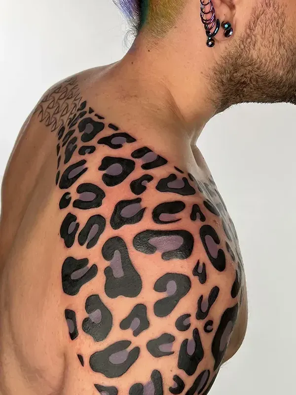 Make a bold statement with flawless, large-scale pattern work. Book your bespoke illustrative or pattern piece with experienced artist Daisuke Sakaguchi at Silent Moon Tattoo (London SE16).