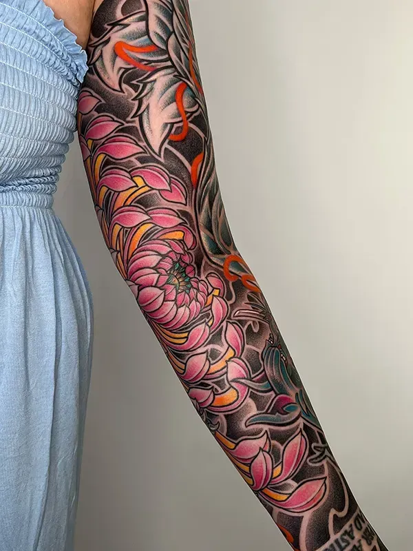 Command attention with vibrant, heritage-driven floral motifs. Book your bespoke full-color Japanese chrysanthemum sleeve with experienced artist Daisuke Sakaguchi at Silent Moon Tattoo (London SE16).