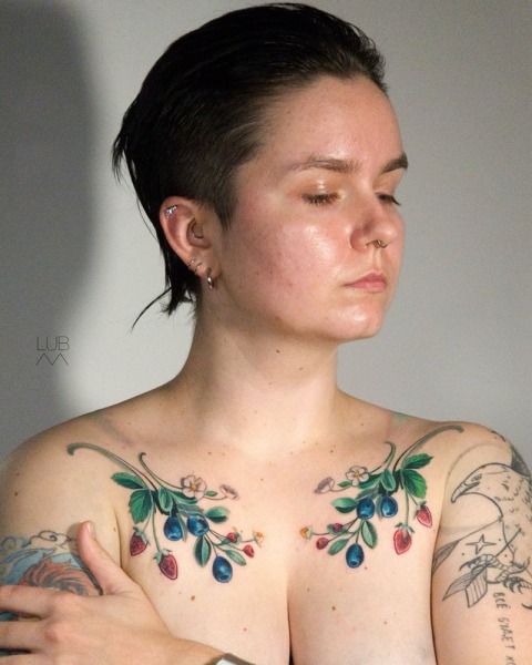 Nature’s symmetry: This custom botanical chest piece by Lubava features vibrant blueberries and strawberries, expertly placed to follow the natural curve of the collarbones.